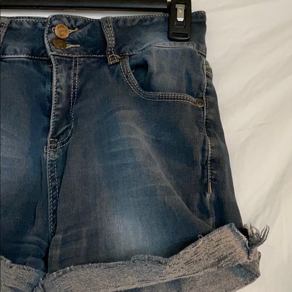 M&R High-waisted Distressed Jean shorts - Picture 2 of 5